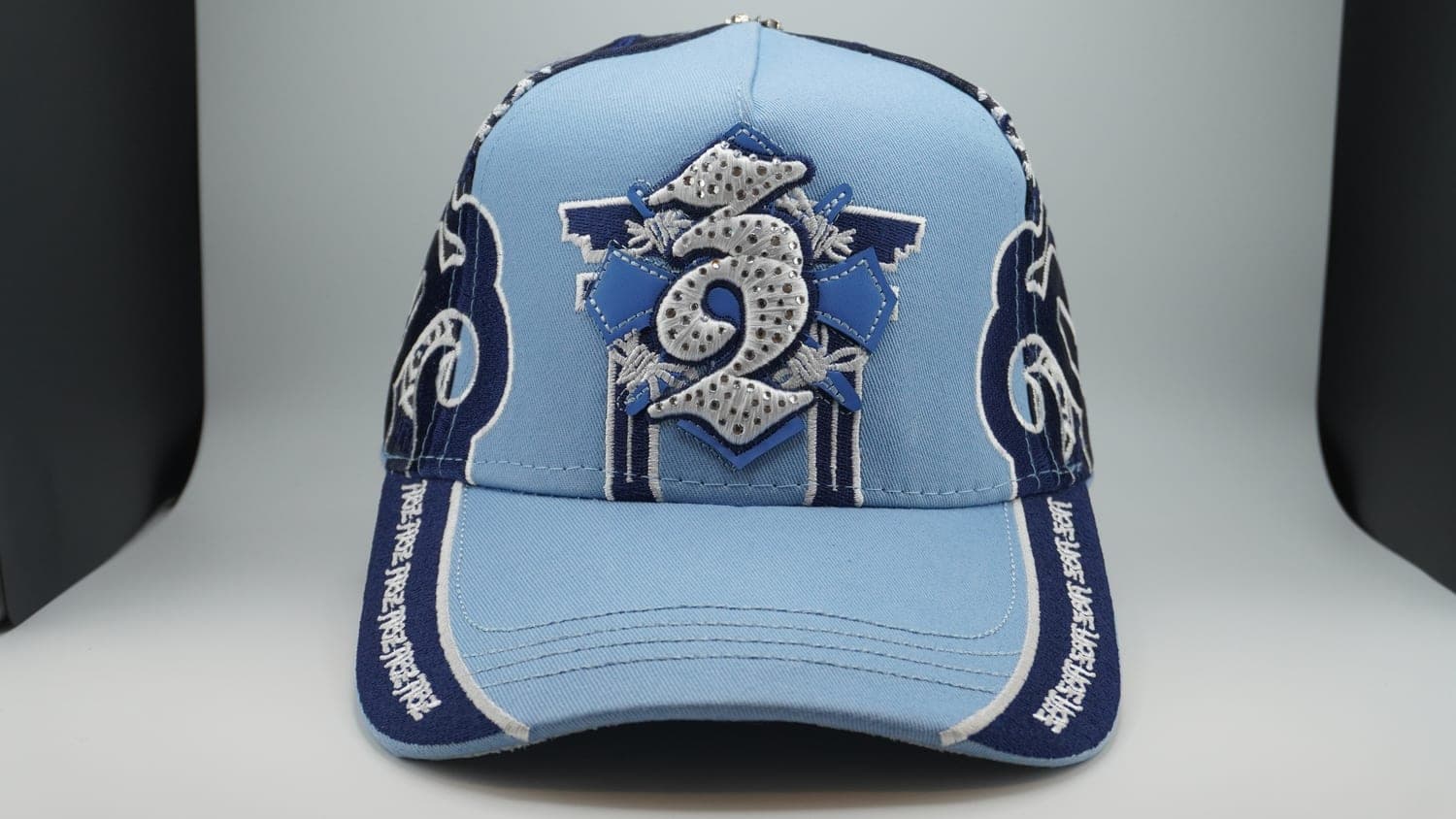 Gorra Azul letra pedreria
