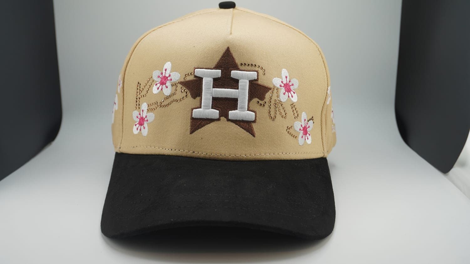 Gorra H flores cerezo beige