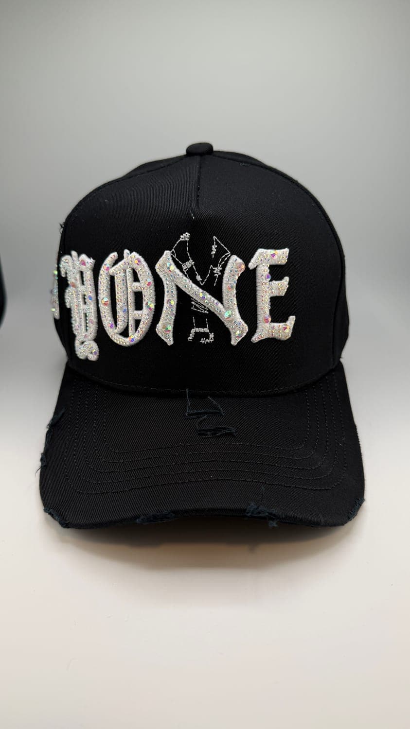 Gorra letras góticas blancas negra