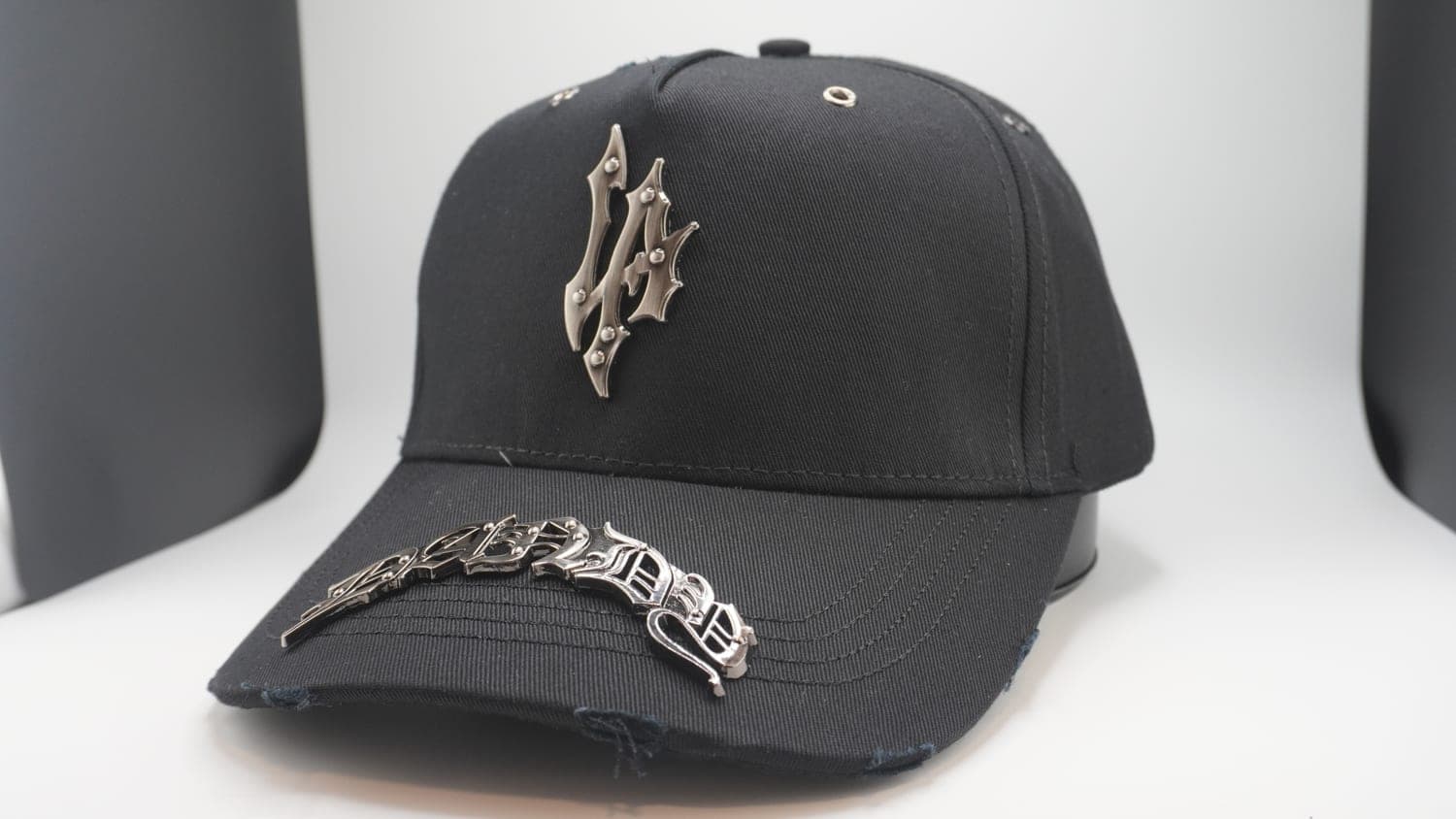Gorra Negra logo metal